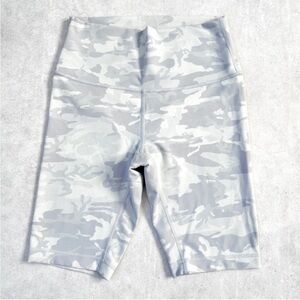 Lululemon Wunder Train High-Rise 8” Shorts Size 8 White Camo Everlux LW7B08S